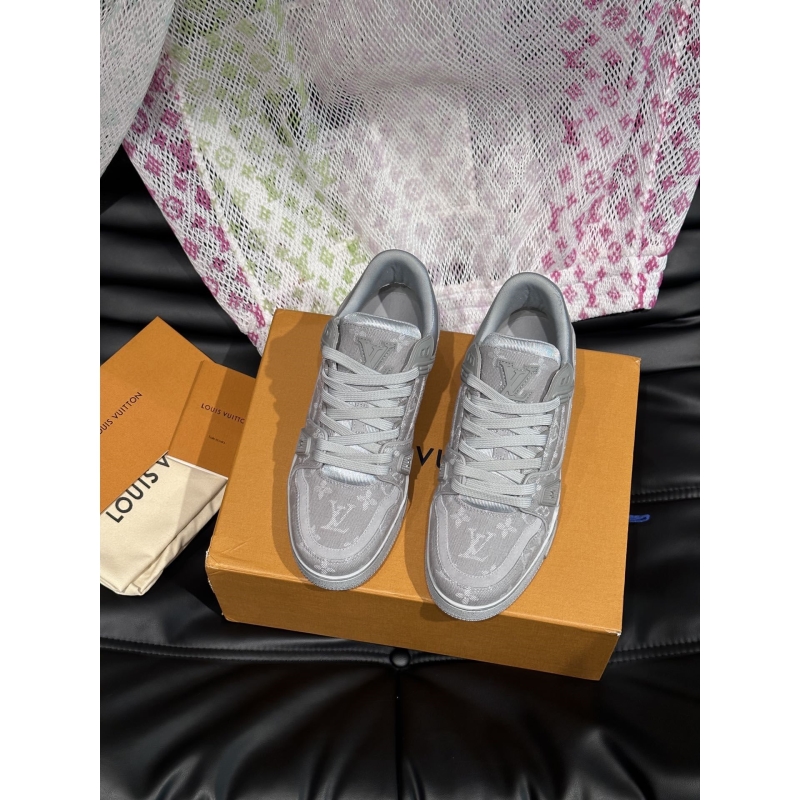 l**is V*t*n sneakers